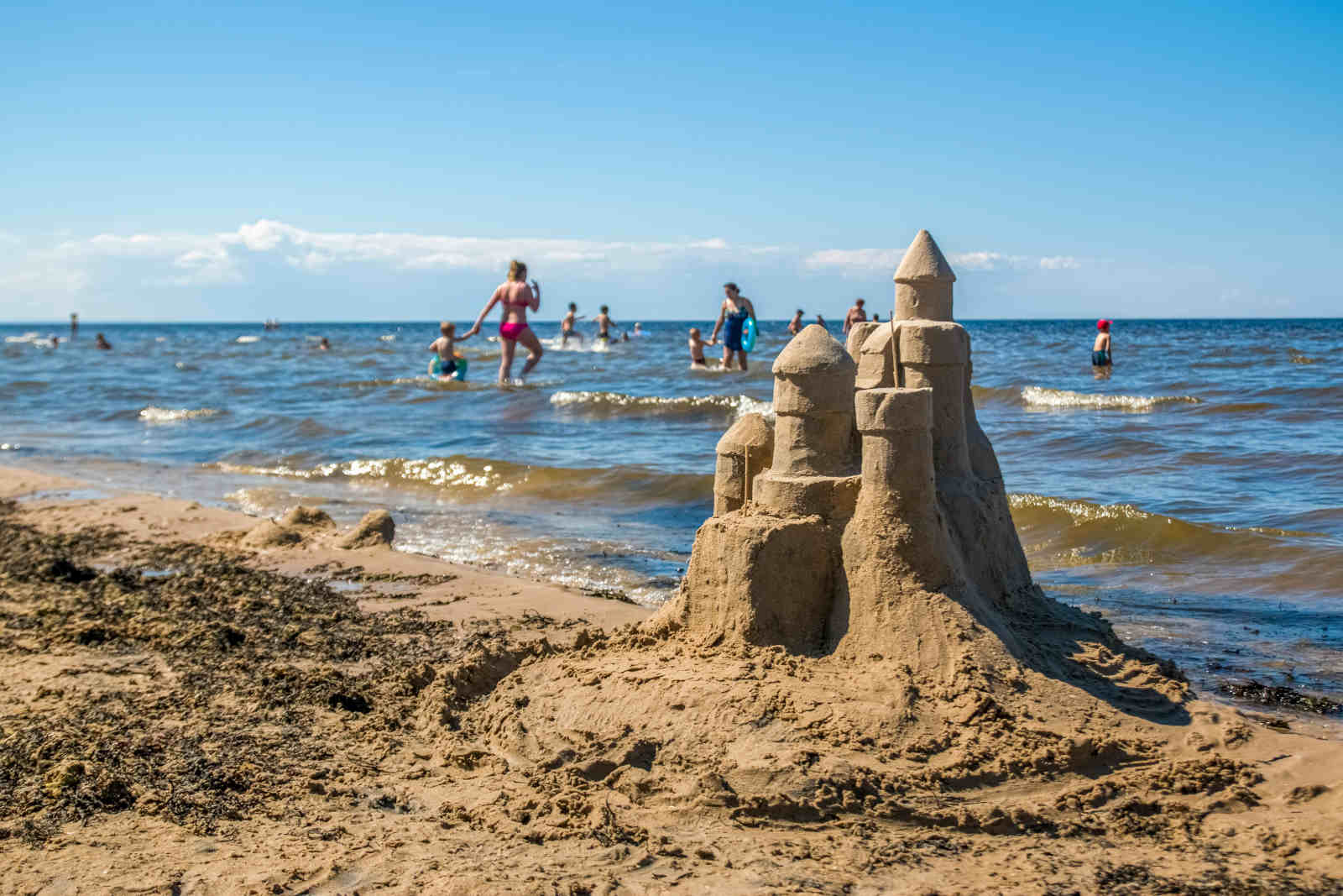 Symbolbild zum Thema kindliches Spielen: Eine Sandburg an einem Strand