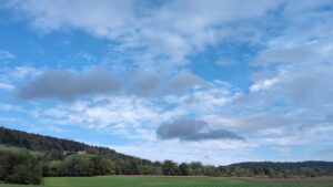 Wolken über einem Hügel