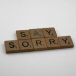 Scrabble-Plättchen, die "Say Sorry" schreiben