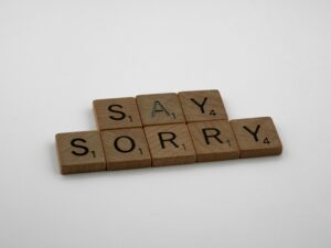 Scrabble-Plättchen, die "Say Sorry" schreiben