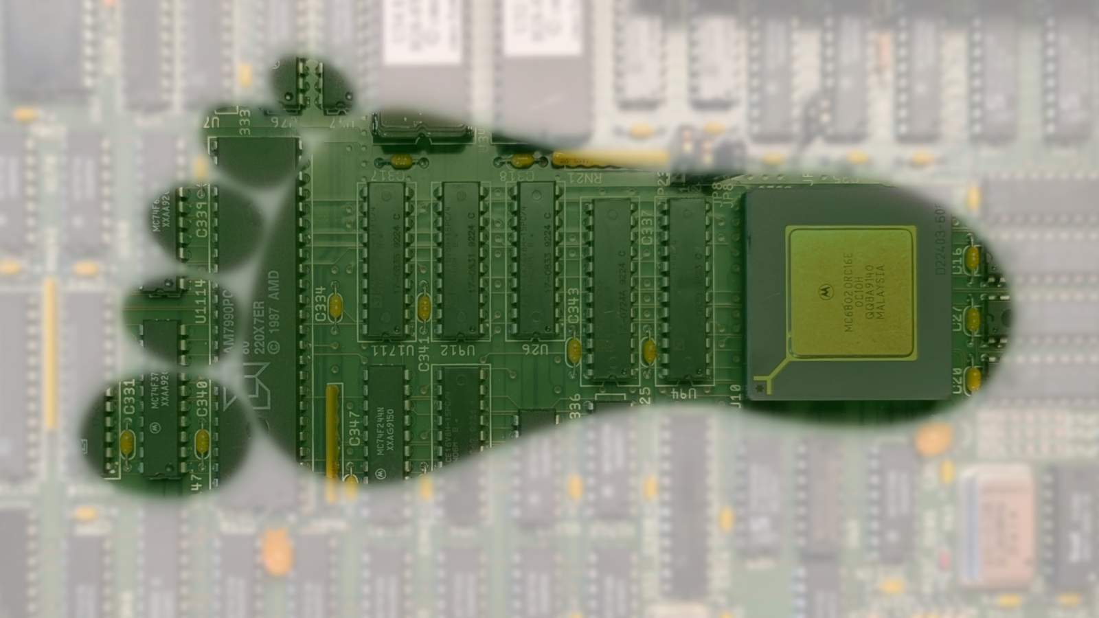 Eine alte Leiterplatte, überlagert von einem grünen Fussabdruck